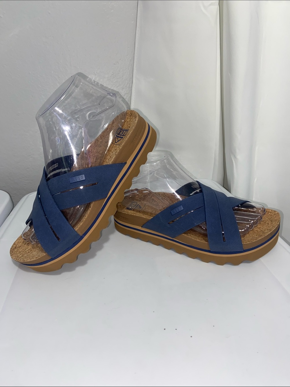 Reef Kaia Cross sandal NWOT